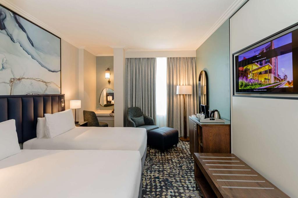 Postel nebo postele na pokoji v ubytování Southern Sun Rosebank, Johannesburg