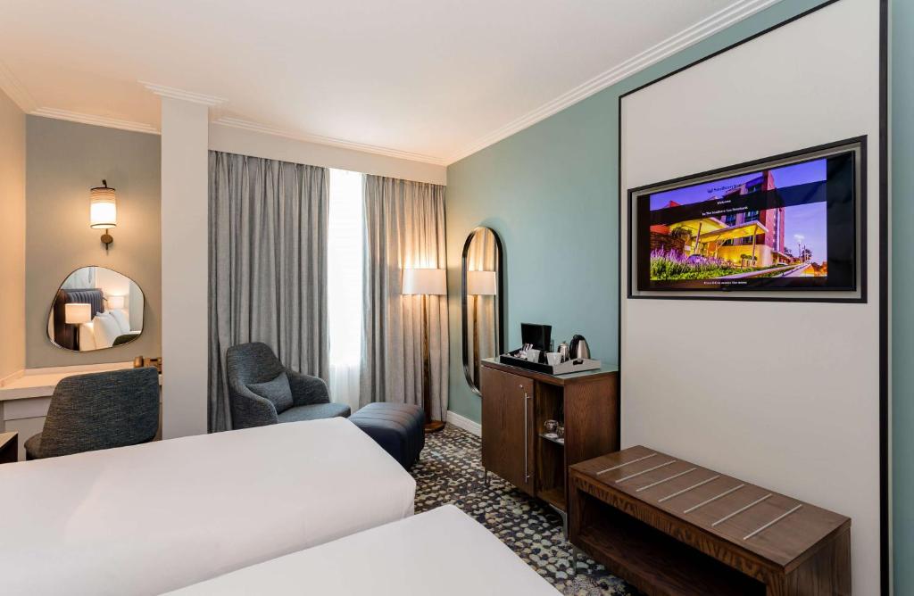 TV a/nebo společenská místnost v ubytování Southern Sun Rosebank, Johannesburg