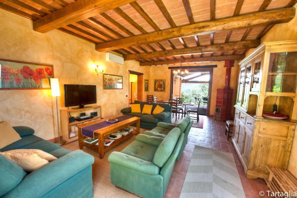 Telewizja i/lub zestaw kina domowego w obiekcie Tartagli Luxury Villa with Pool - a Fontanaro Property