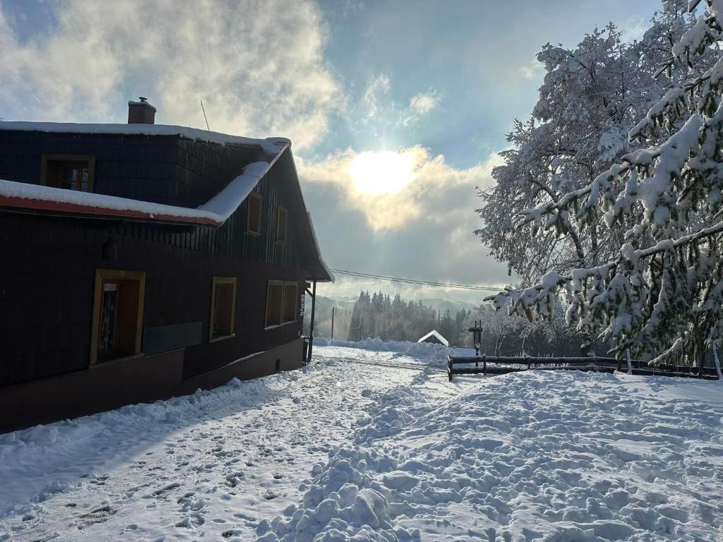 Švarná Hanka - turistická chata v zimě