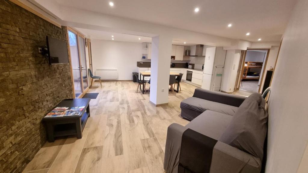 un salon avec un canapé et une table dans l'établissement Grand appartement Isola 2000, à Isola 2000