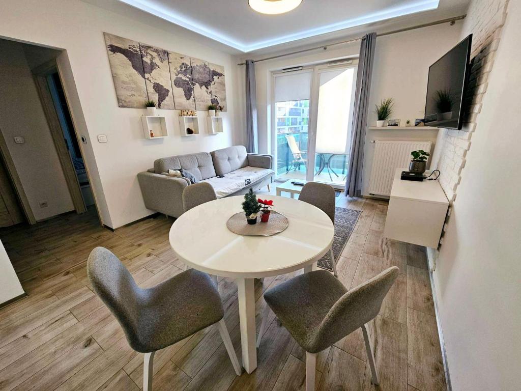 Televízia a/alebo spoločenská miestnosť v ubytovaní FIRST -- Green Żoliborz Apartment 5