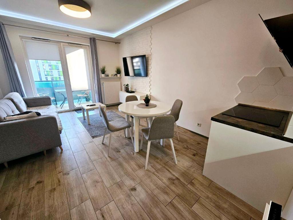 Televízia a/alebo spoločenská miestnosť v ubytovaní FIRST -- Green Żoliborz Apartment 5
