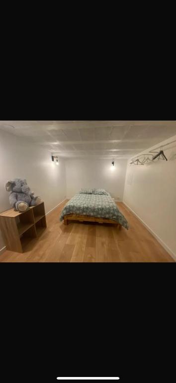 une chambre avec un lit et une table dans une pièce dans l'établissement Chez Nat et Gégé, à Cholet