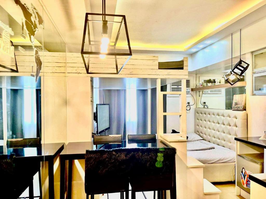 Cette chambre dispose d'une table à manger et de lits superposés. dans l'établissement Avida Towers near Marco Polo And Roxas Market, à Davao