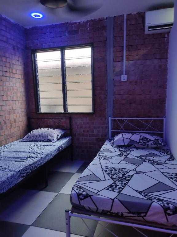 Postel nebo postele na pokoji v ubytování Roomstay Nurfadz Sg Buloh