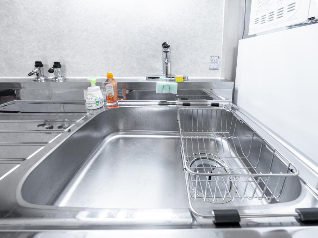 MYB Namba 3BR suite close to Namba Self Check-In的厨房或小厨房