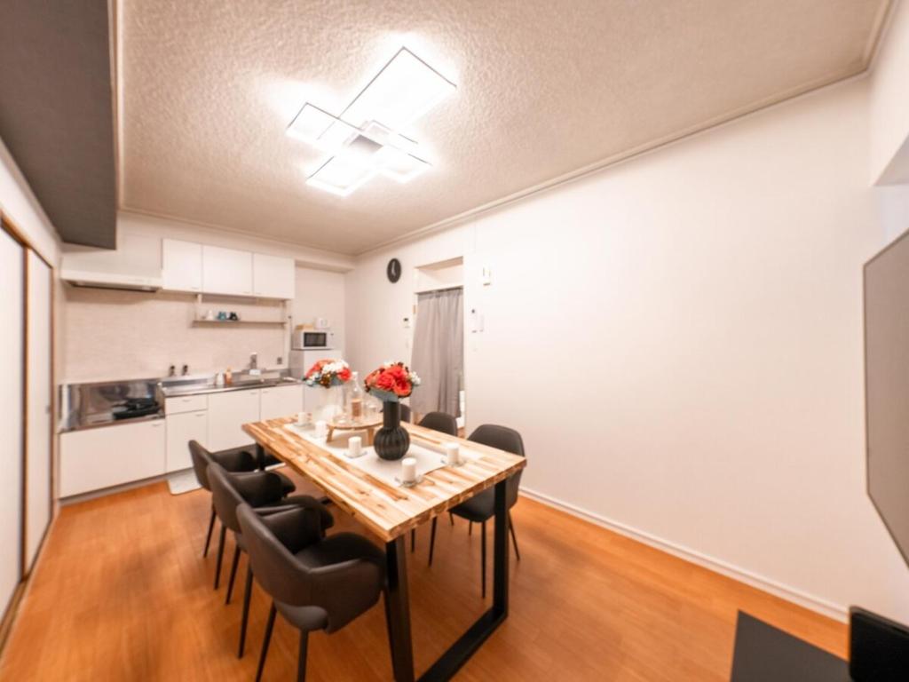 MYB Namba 3BR suite close to Namba Self Check-In的厨房或小厨房