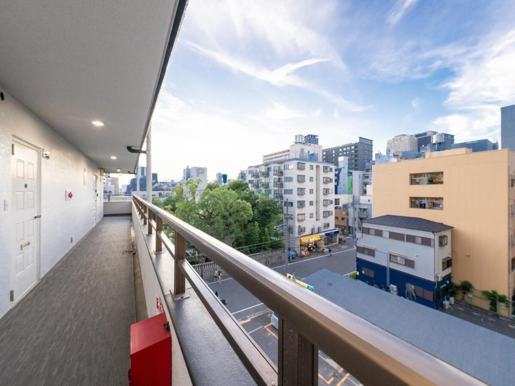 MYB Namba 3BR suite close to Namba Self Check-In的阳台或露台