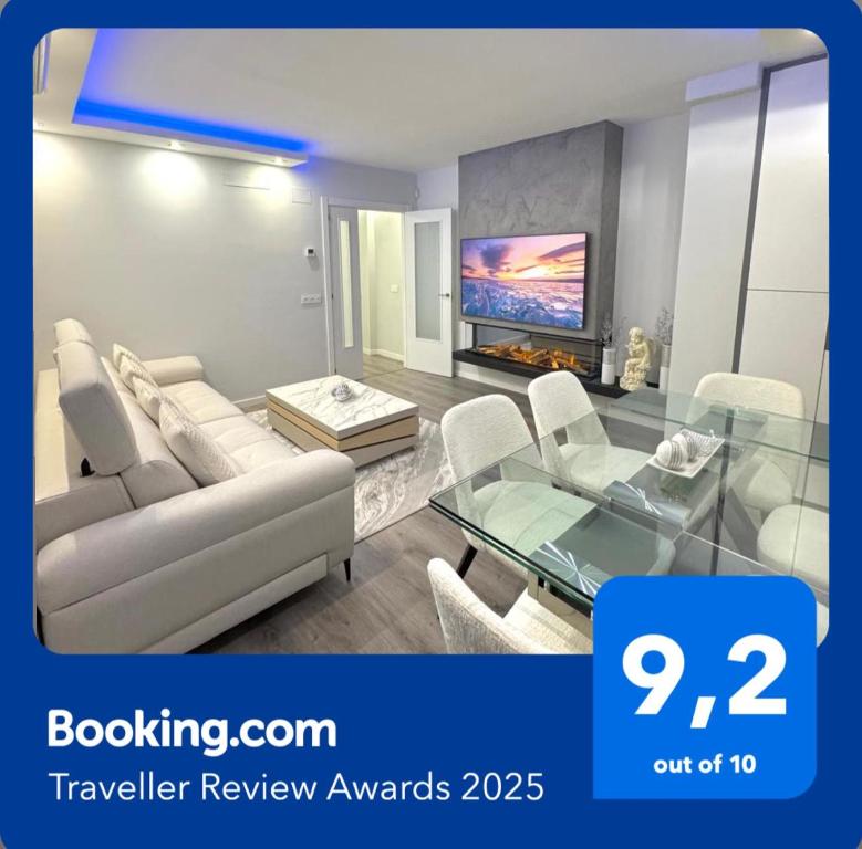 ein Wohnzimmer mit einer Couch und einem Glastisch in der Unterkunft APARTAMENTO LUXURY in Madrid