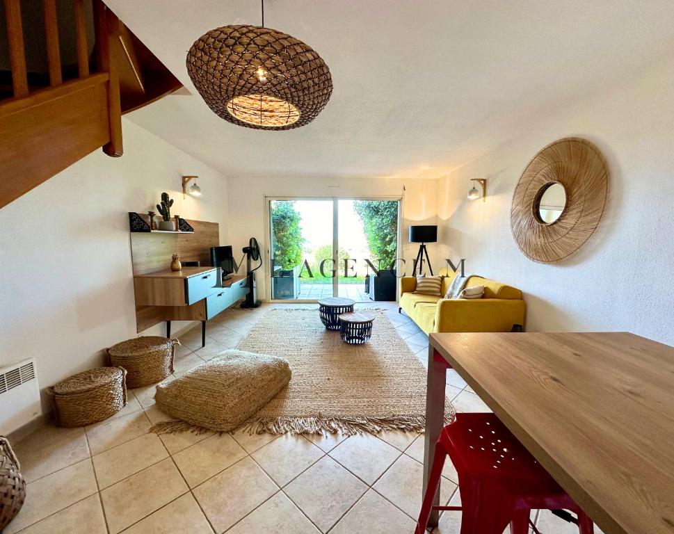 un salon avec un canapé et une table dans l'établissement Appartement Manuro Paisible & vue mer CALVI, à Calvi