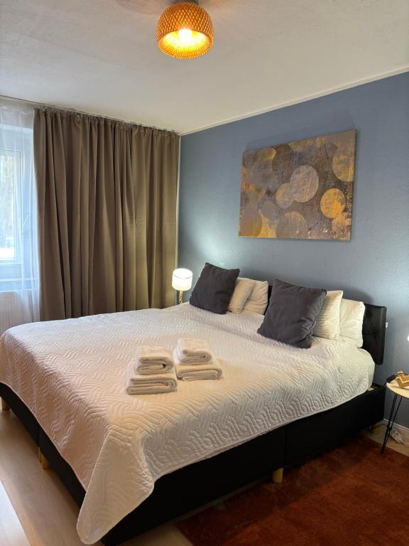 ein Schlafzimmer mit einem Bett mit zwei Handtüchern darauf in der Unterkunft Ferienwohnung Lechfeld in Untermeitingen