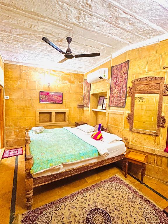 Postel nebo postele na pokoji v ubytování Shahi Palace Hotel Jaisalmer
