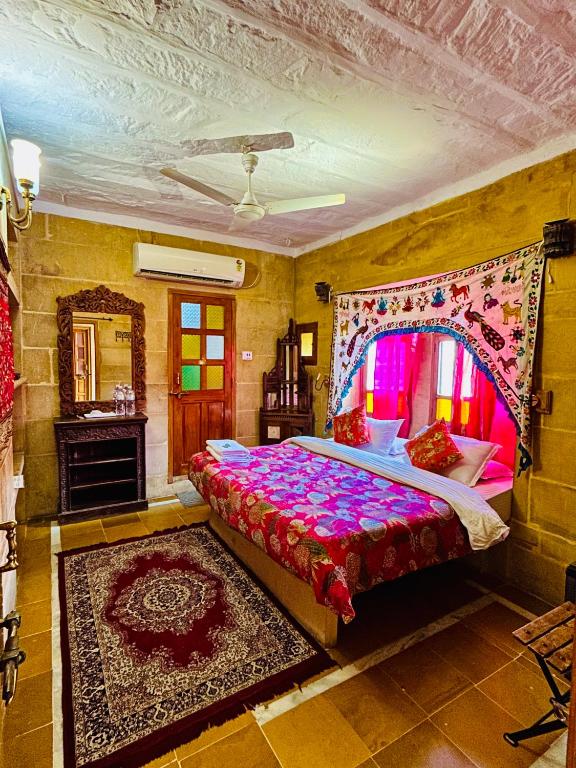 Postel nebo postele na pokoji v ubytování Shahi Palace Hotel Jaisalmer
