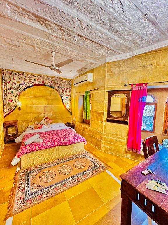 Postel nebo postele na pokoji v ubytování Shahi Palace Hotel Jaisalmer