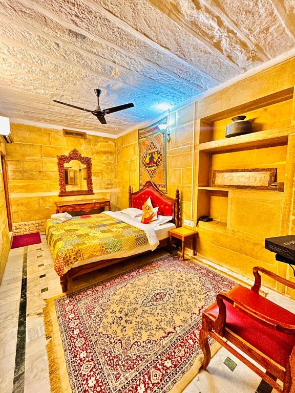 Postel nebo postele na pokoji v ubytování Shahi Palace Hotel Jaisalmer