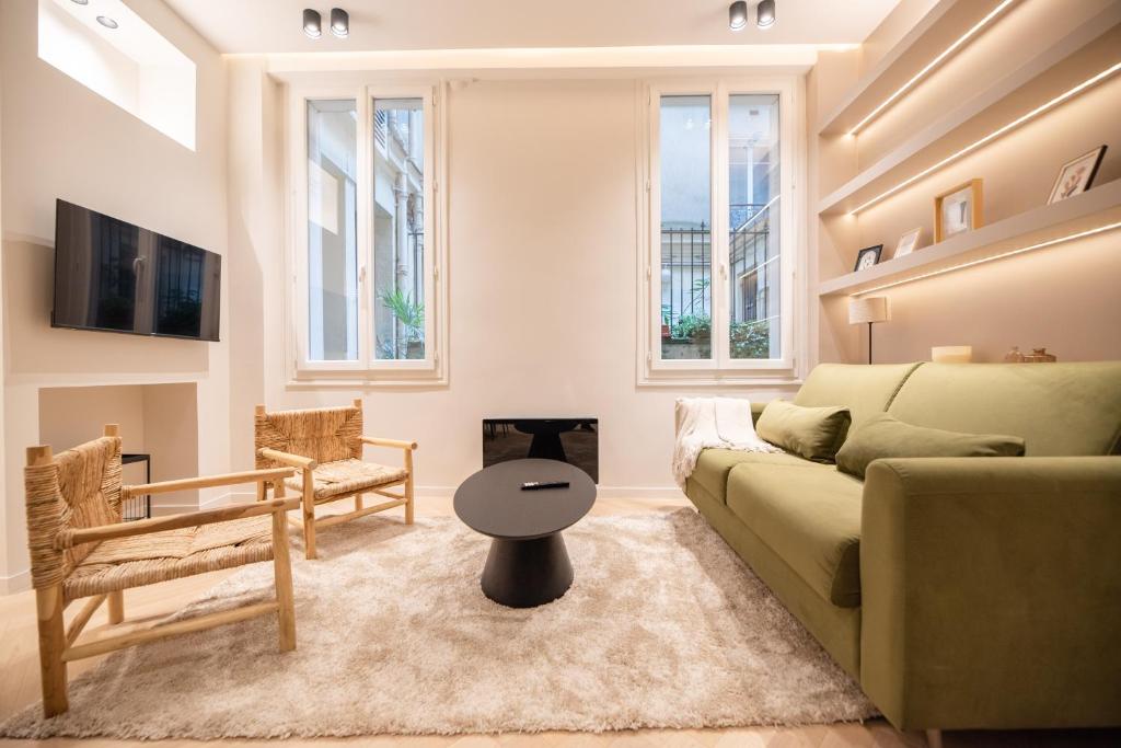 un salon avec un canapé et une table dans l'établissement CIA - Marguerite de Rochechouart, à Paris