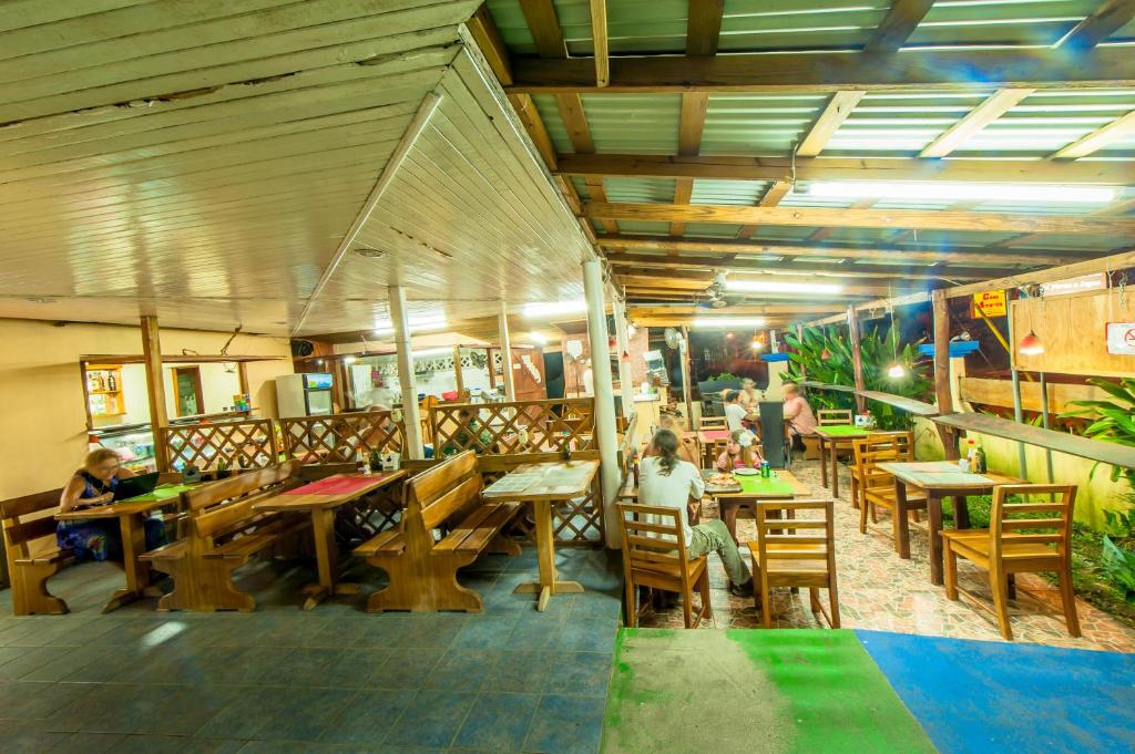 Un restaurante u otro lugar para comer en Hotel Posada Los Delfines