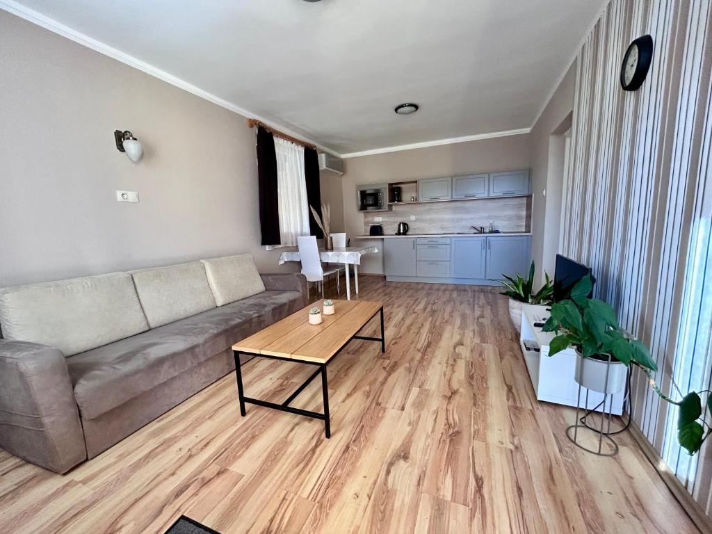 Kuchyň nebo kuchyňský kout v ubytování Nemes Apartmanház