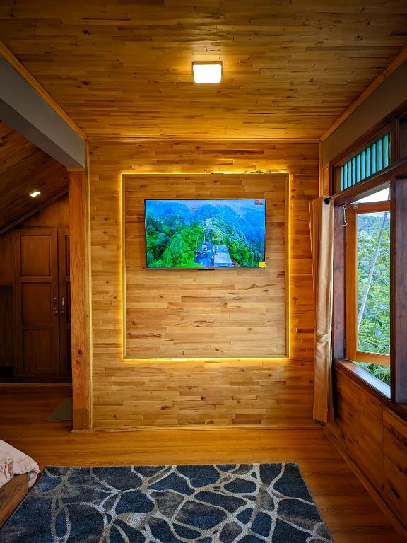 TV a/nebo společenská místnost v ubytování Bagas Luxury Camp Telaga Menjer