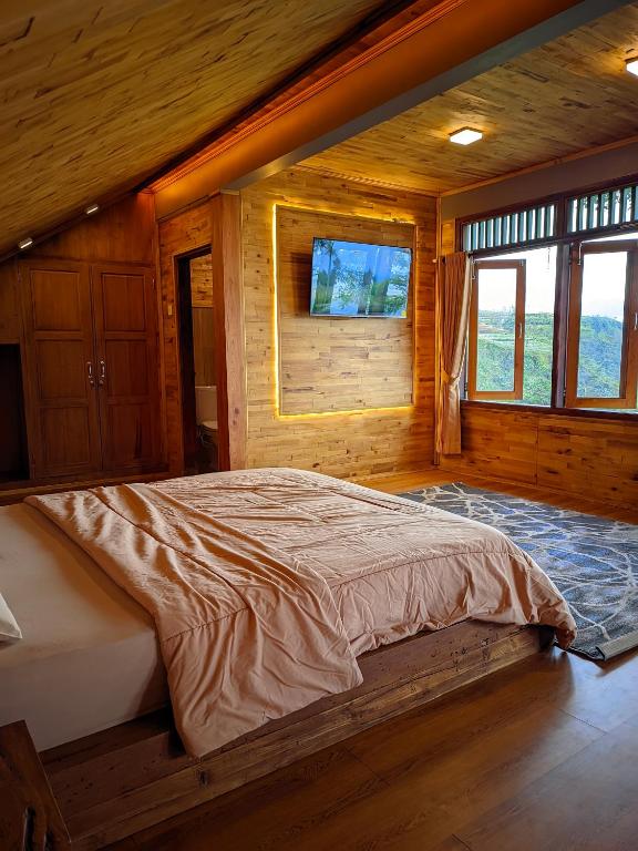 Postel nebo postele na pokoji v ubytování Bagas Luxury Camp Telaga Menjer