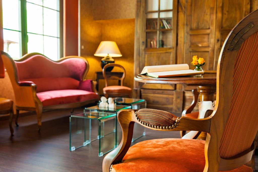 Posezení v ubytování Logis Hôtel La Brèche de Roland