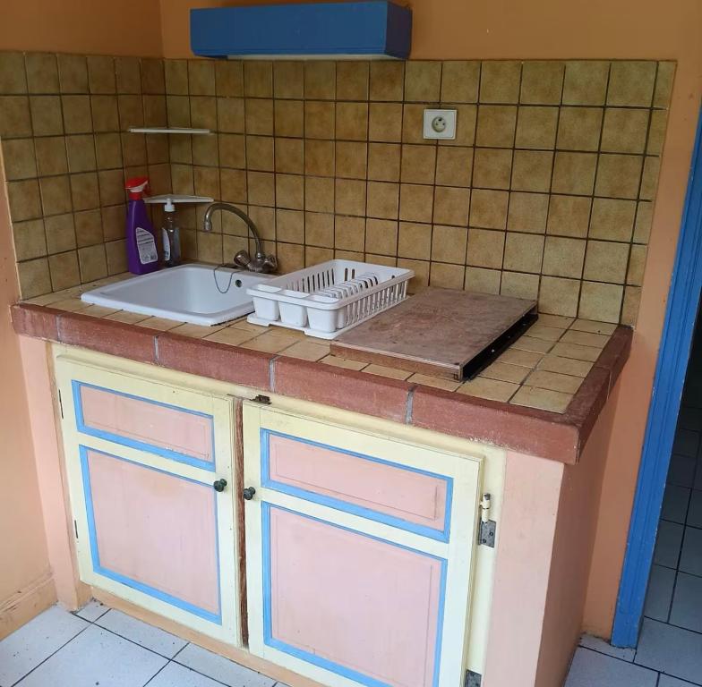 圣安娜Studio avec kitchenette à deux pas de la mer的厨房台面设有水槽和水槽