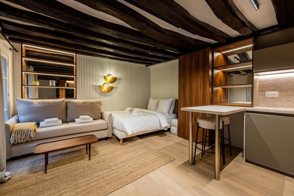 un salon avec un canapé et une table dans l'établissement Studio 2pers # Île St Louis # Bord de Seine, à Paris