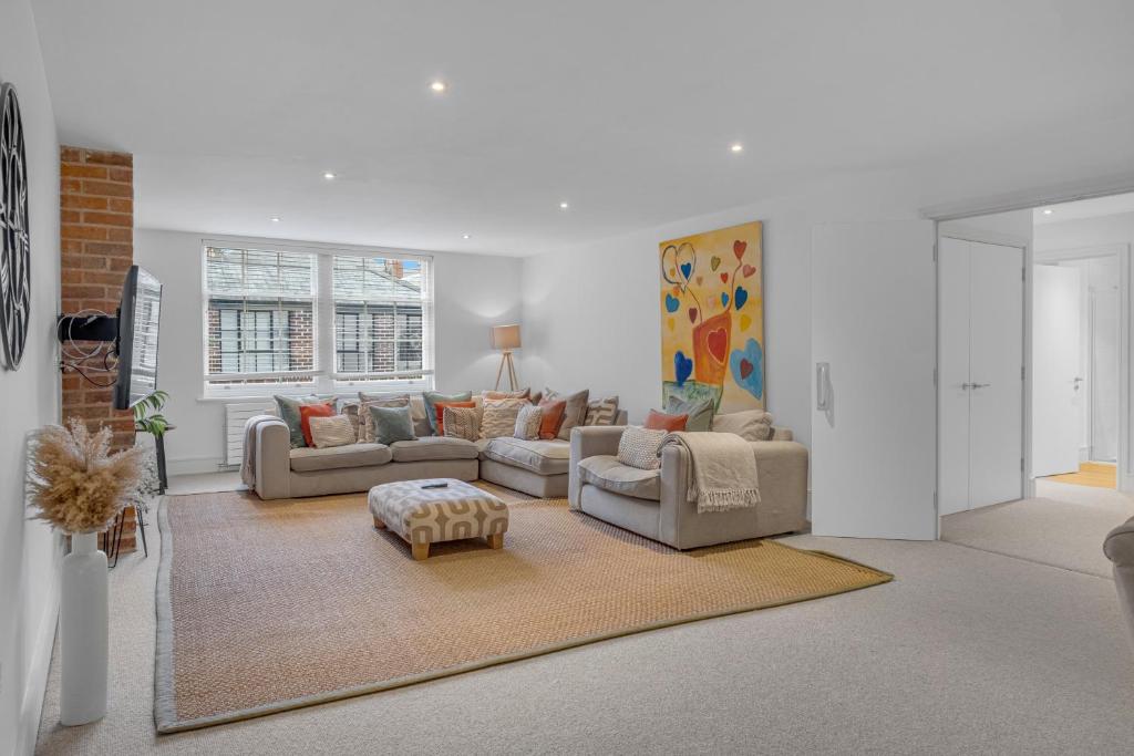 Hotel The Jade Suite - The Jewellery Suites, 3 bed 3 bath, a living room with two couches and a table at The Jade Suite - The Jewellery Suites, 3 bed 3 bath in Birmingham