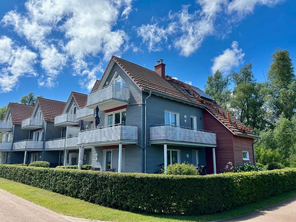 a blue house with a red house at Hafenperle P5A5 Nr37 in Plau am See