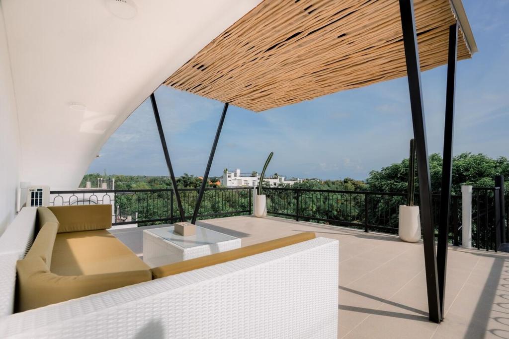 Balkon atau teras di Casa Karuna Villa
