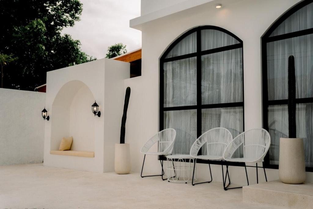 Area tempat duduk di Casa Karuna Villa