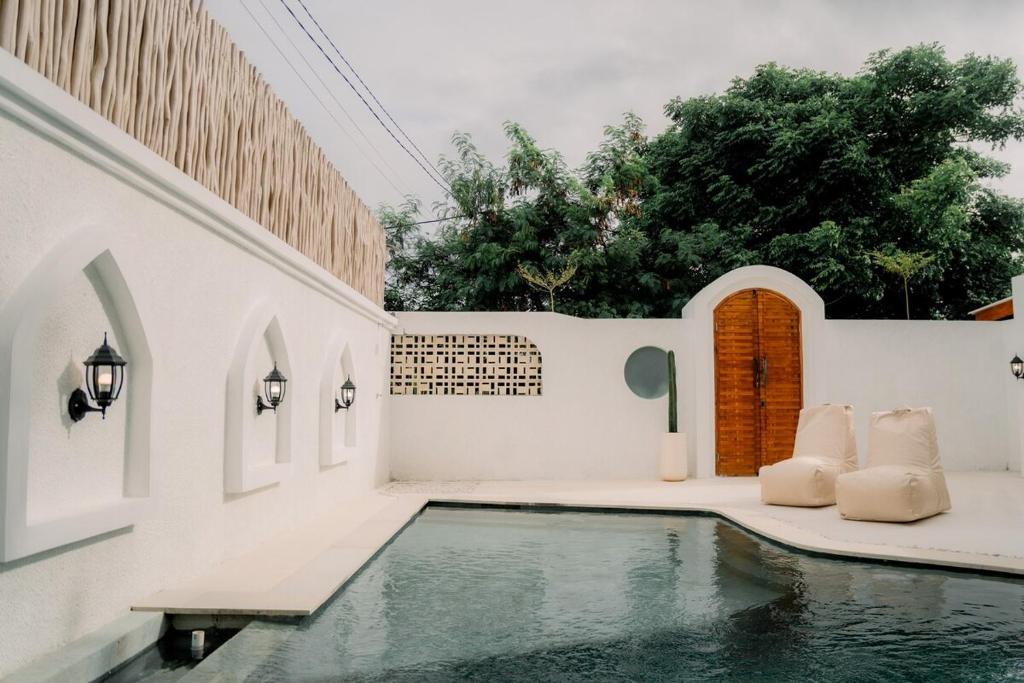 Kolam renang di atau di dekat Casa Karuna Villa