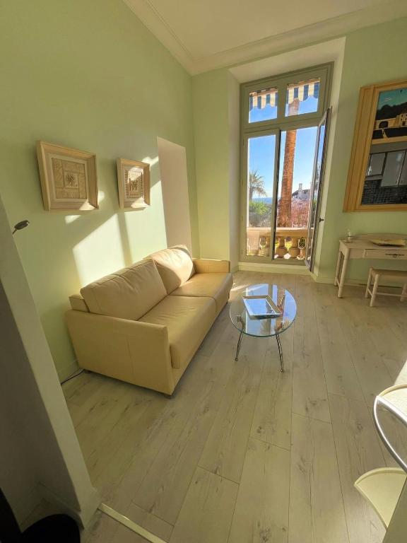 un salon avec un canapé et une table en verre dans l'établissement Appartement 4 couchages vue mer Parc Continental, à Cannes