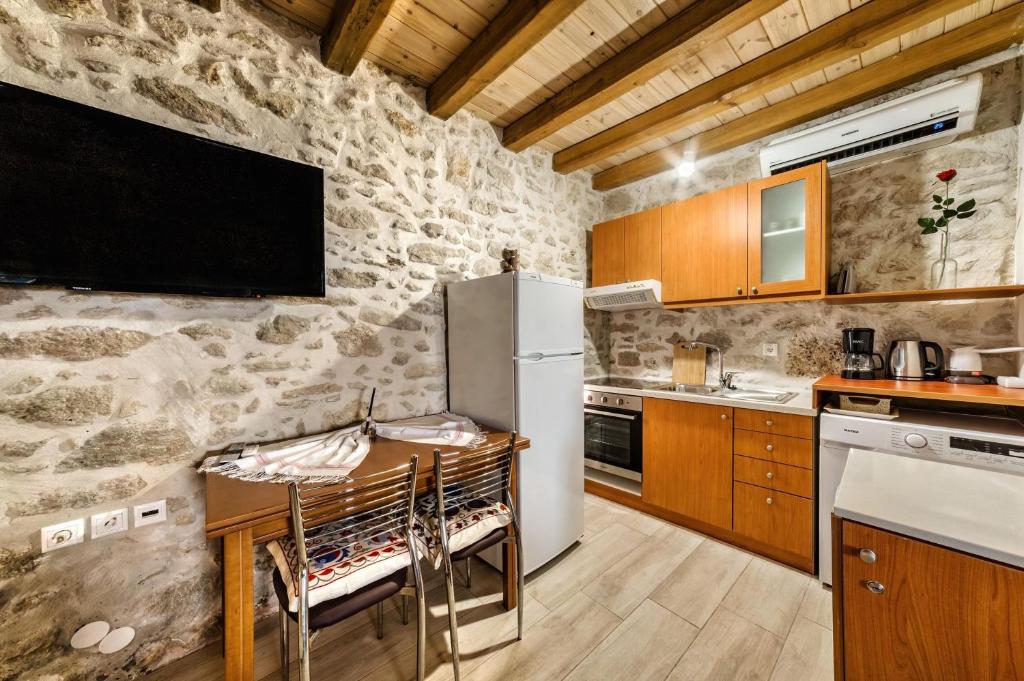 A kitchen or kitchenette at Guest House Aphrodite