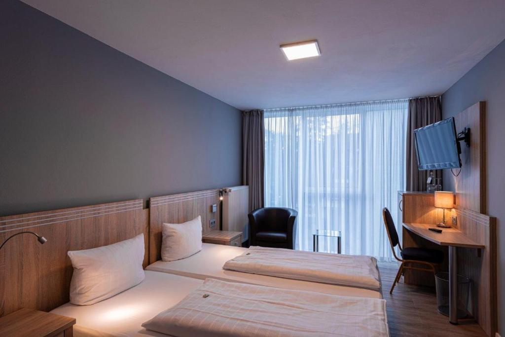 Postel nebo postele na pokoji v ubytování PANORAMA HOTEL in Neustadt an der Weinstraße