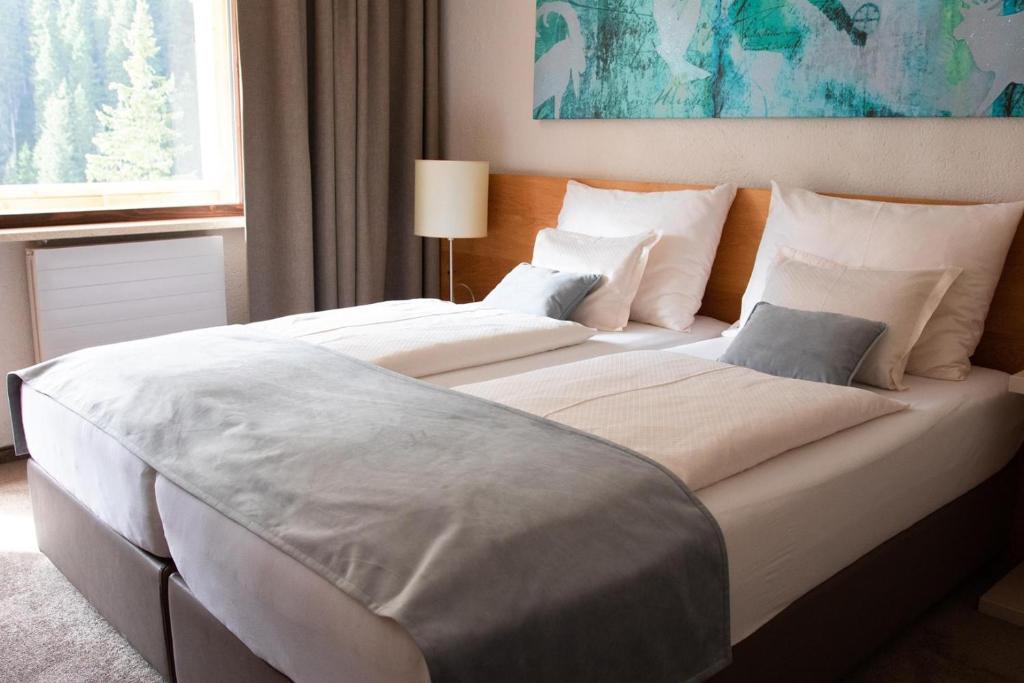 Ein Bett oder Betten in einem Zimmer der Unterkunft Hotel Zirbenhof