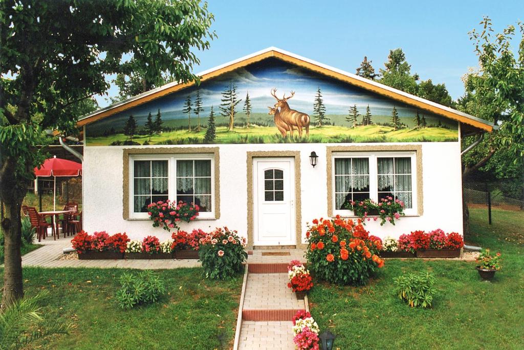 ein Haus mit einem seitlich bemalten Hirsch in der Unterkunft Pension Möhring in Bad Suderode