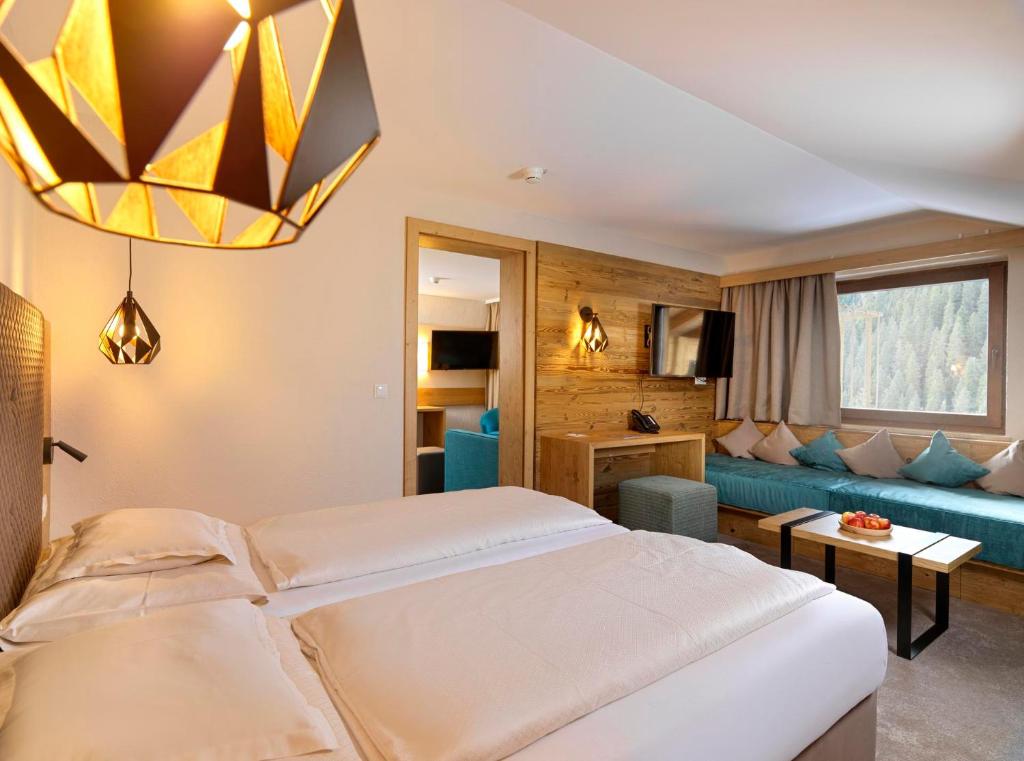 Ein Bett oder Betten in einem Zimmer der Unterkunft Hotel Zirbenhof
