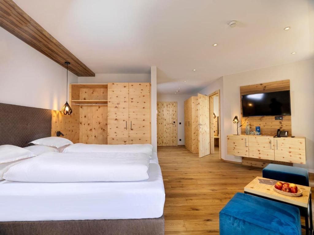 Ein Bett oder Betten in einem Zimmer der Unterkunft Hotel Zirbenhof