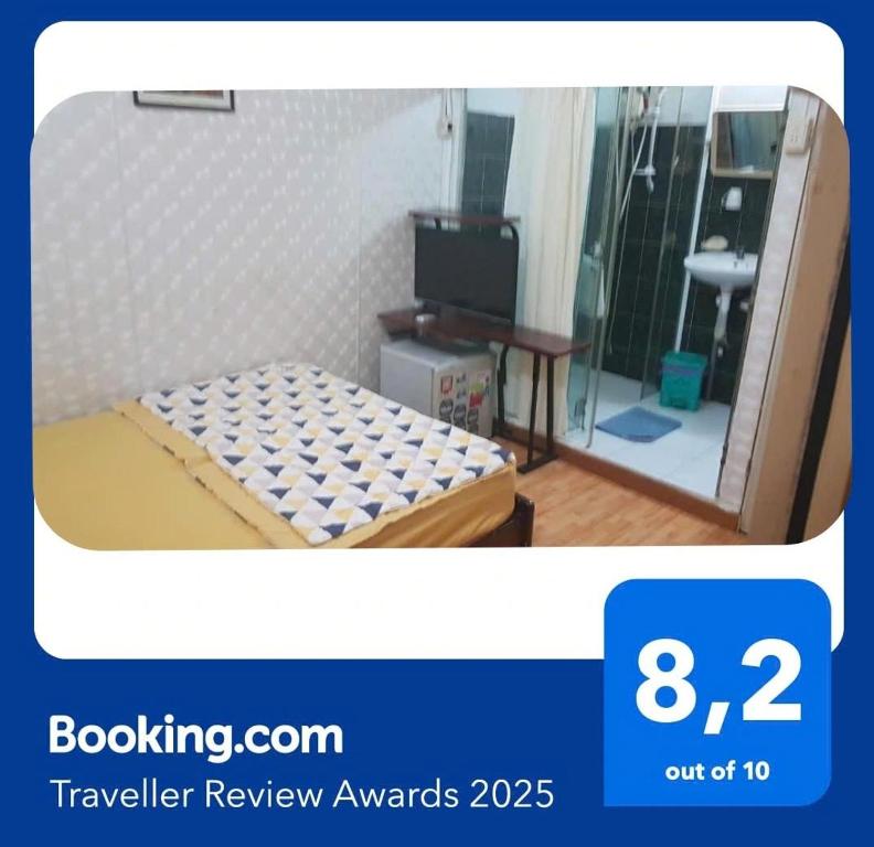 Cette petite chambre comprend un lit et une télévision. dans l'établissement Guest House THANH, à Hô-Chi-Minh-Ville