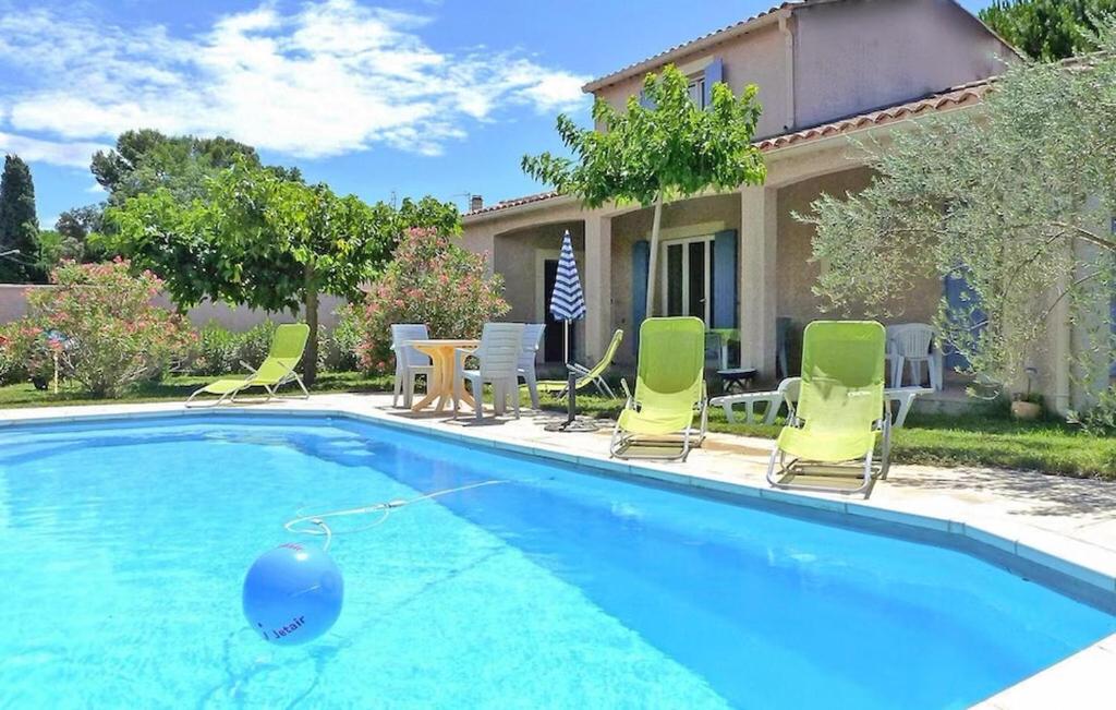 une piscine avec des chaises et une table et une maison dans l'établissement Pet Friendly Home In Vaison-La-Romaine, à Vaison-la-Romaine