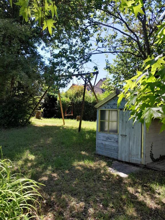 Vonkajšia záhrada v ubytovaní Chaleureuse longère familiale 3 étoiles