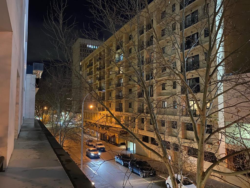 A city oasis - full apartment with balcony - Housity