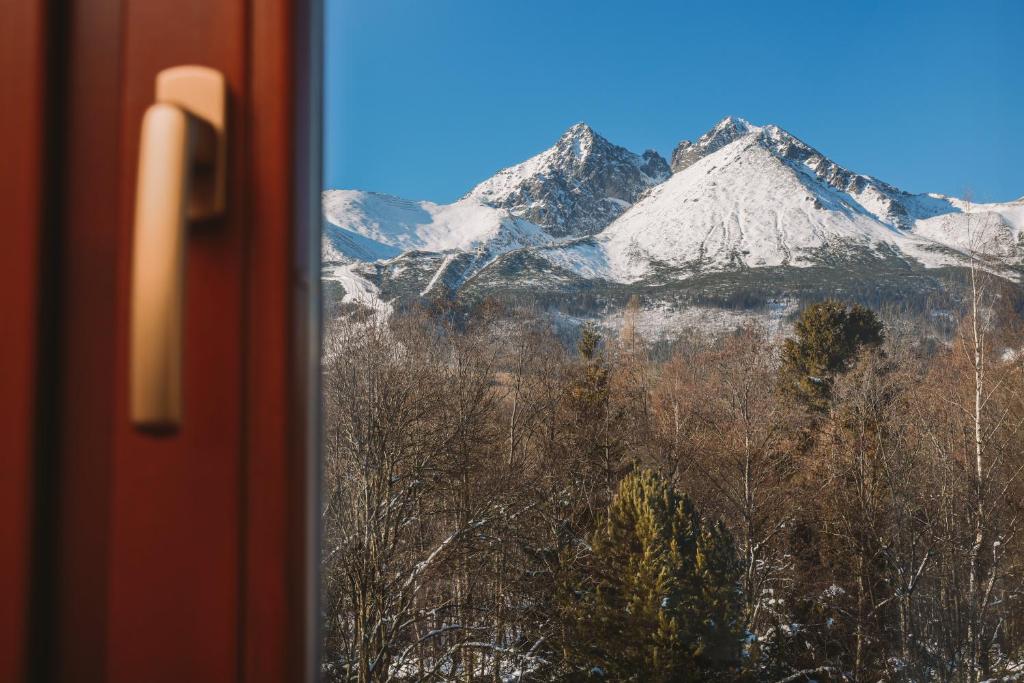 Nespecifikovaný výhled na hory nebo výhled na hory při pohledu z hotelu