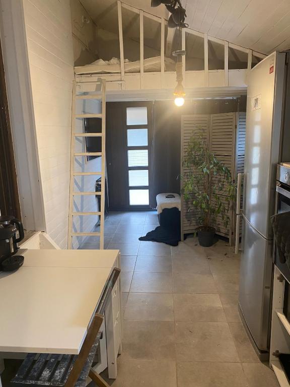- une cuisine avec une mezzanine dans une chambre dans l'établissement T2 dans Villa à Sorgues, à Sorgues