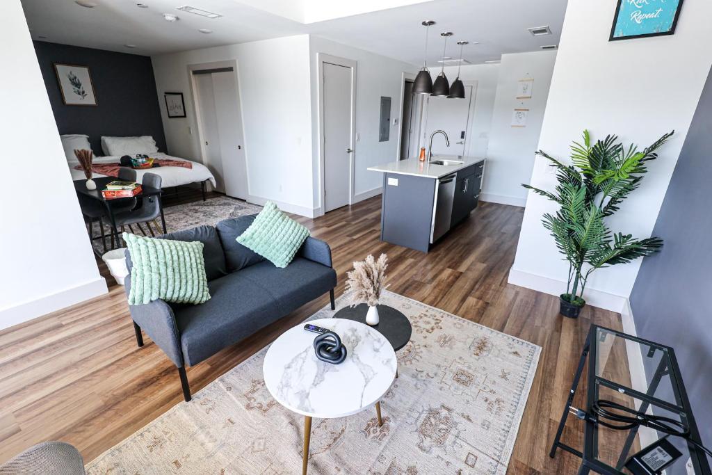 een woonkamer met een bank en een tafel bij StudioAprt QueenBed,WiFi,WD,Parking,Gym in Philadelphia