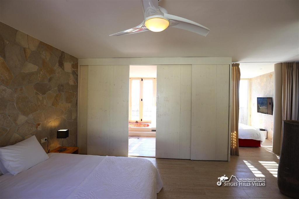 Postel nebo postele na pokoji v ubytování Stunning Villa Ibizenca with private pool in Sitges