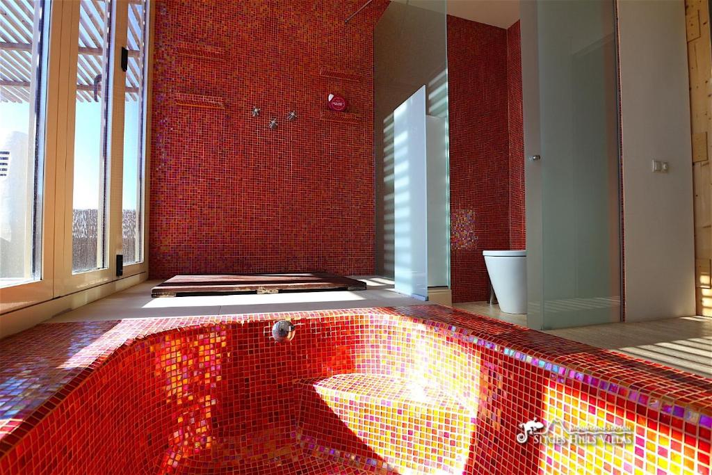 Bazén v ubytování Stunning Villa Ibizenca with private pool in Sitges nebo v jeho okolí