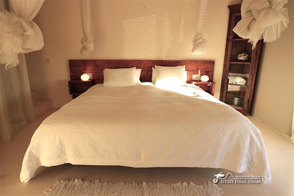 Postel nebo postele na pokoji v ubytování Stunning Villa Ibizenca with private pool in Sitges